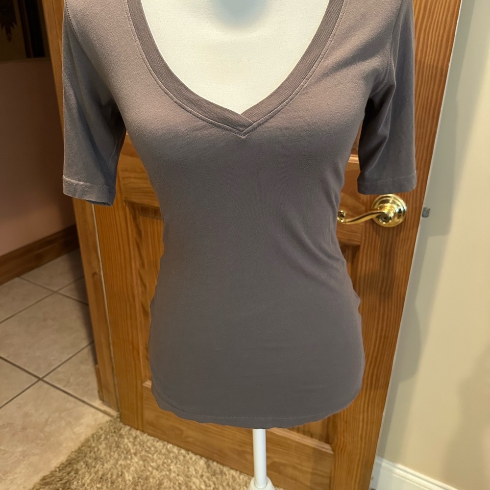 C&C California Short Sleeve V-Neck Top in Taupe/Gray